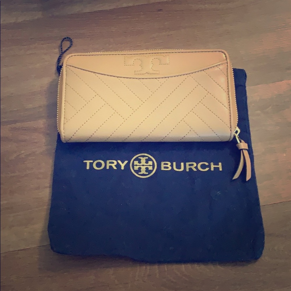 ❣️New authentic Tory Burch wallet❣️